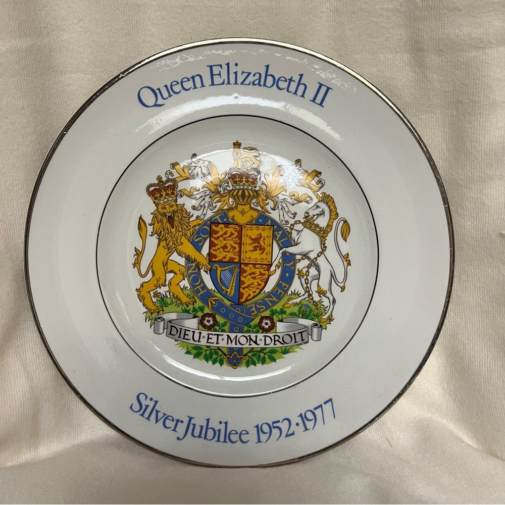 QUEEN ELIZABETH II SILVER JUBILEE LARGE PLATE BY WOOD & SONS ENGLAND